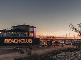 Detached Bungalow, in a Holiday Park Within Walking Distance of the Be