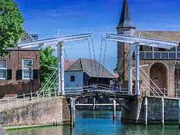 Detached Bungalow, in a Holiday Park Within Walking Distance of the Be