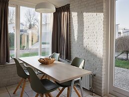 Detached Bungalow, in a Holiday Park Within Walking Distance of the Be