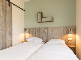 Comfy Lodge with 2 Bathrooms near Beach