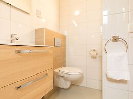 Comfy Lodge with 2 Bathrooms near Beach