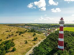 Comfy Lodge with 2 Bathrooms near Beach