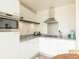 Comfy Lodge with 2 Bathrooms near Beach