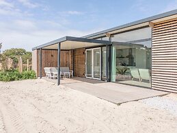 Comfy Lodge with 2 Bathrooms near Beach