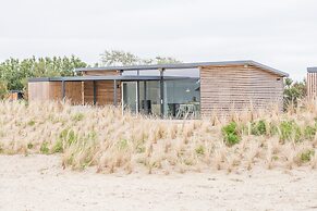Comfy Lodge with 2 Bathrooms near Beach