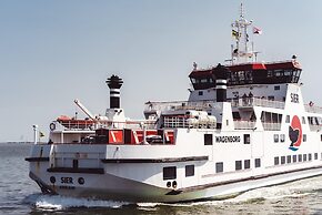 Comfy Lodge with 2 Bathrooms near Beach