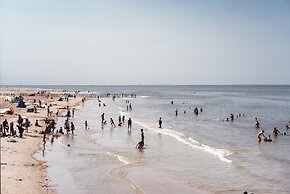 Comfy Lodge with 2 Bathrooms near Beach