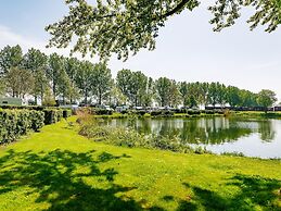 Beautiful Lodge at the Lake and Beach