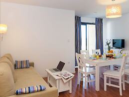 Seafront Apartment With Pool
