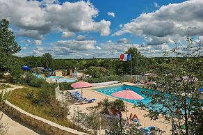 Holiday Home in Mauroux With Pools & Vineyards