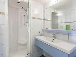 Cosy Bungalow With Dishwasher in the Middle of De Maasduinen