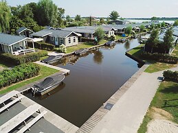 Compact Lodge With an Electric Sloop in Giethoorn