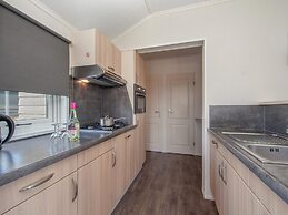 Compact Lodge With an Electric Sloop in Giethoorn