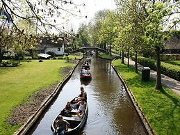 Compact Lodge With an Electric Sloop in Giethoorn