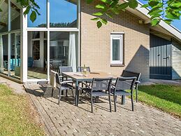 Restyled Bungalow with Dishwasher near Cozy Domburg