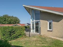 Restyled Bungalow with Dishwasher near Cozy Domburg