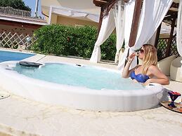 Villa with Salt Water & Heated Pool & Hot Tub near sea