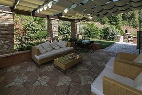 Luxury, Modern Apartment With Pool and Stunning Views
