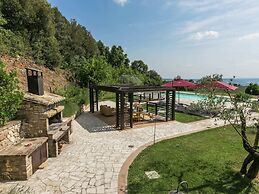 Luxury, Modern Apartment With Pool and Stunning Views