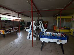 Comfy Chalet with Terrace near Sea