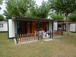 Comfy Chalet with Terrace near Sea