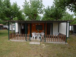 Comfy Chalet with Terrace near Sea