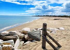 Comfy Chalet with Terrace near Sea