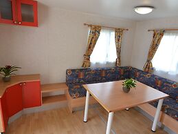 Comfy Chalet with Terrace near Sea