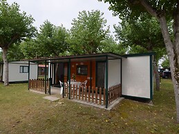 Comfy Chalet with Terrace near Sea