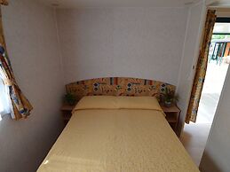 Comfy Chalet with Terrace near Sea