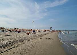 Comfy Chalet with Terrace near Sea