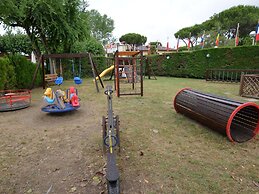 Comfy Chalet with Terrace near Sea