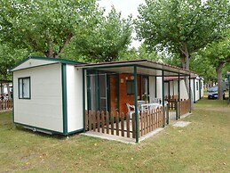 Comfy Chalet with Terrace near Sea