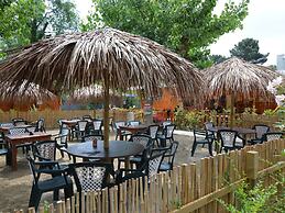 Comfy Chalet with Terrace near Sea