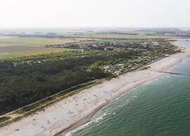 Comfy Chalet with Terrace near Sea