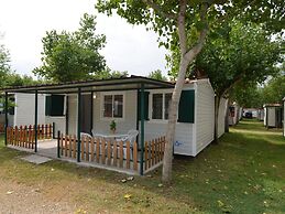 Nice Chalet with Terrace near Sea