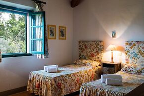 Spacious Tuscan Farmhouse