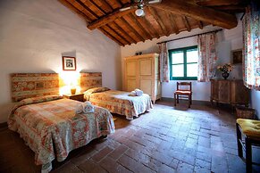 Spacious Tuscan Farmhouse