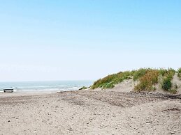 Waterfront Holiday Home in Henne near Sea