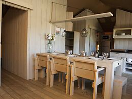 Striking Tent Lodge with Porch near Veluwe