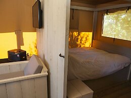 Striking Tent Lodge with Porch near Veluwe