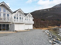 10 Person Holiday Home in Brattvag