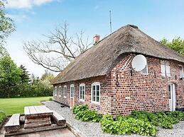 Vintage Holiday Home in Bredebro near Sea