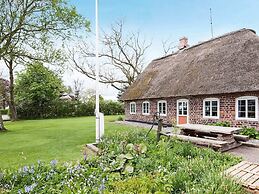 Vintage Holiday Home in Bredebro near Sea