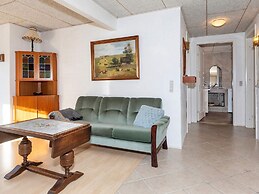 Adorable Holiday Home in Fur near Sea