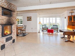 Adorable Holiday Home in Fur near Sea