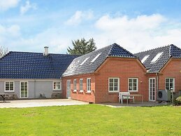 Adorable Holiday Home in Fur near Sea