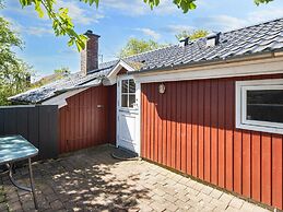 Pretty Cottage in Hemmet near Sea