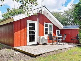 Pretty Cottage in Hemmet near Sea