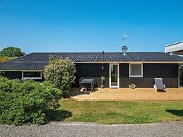 6 Person Holiday Home in Allingabro-by Traum